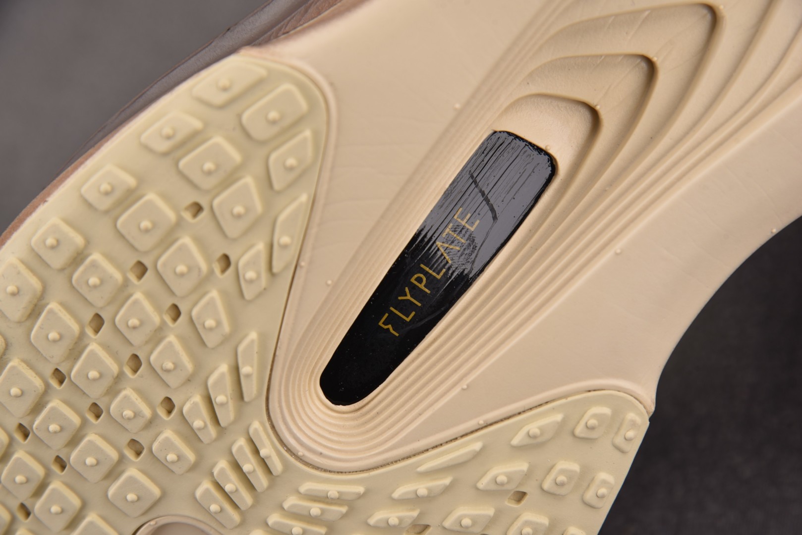 Zoom跑鞋 尺码39-46

纯原版出品- Zoom Fly 6 Premium Light Bone
