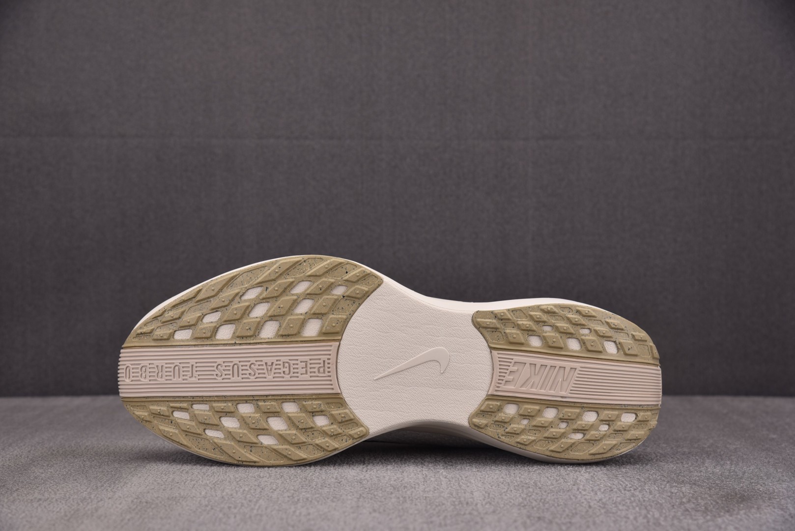Zoom跑鞋 尺码39-46

纯原版出品-Pegasus Plus Sail Orewood Anth