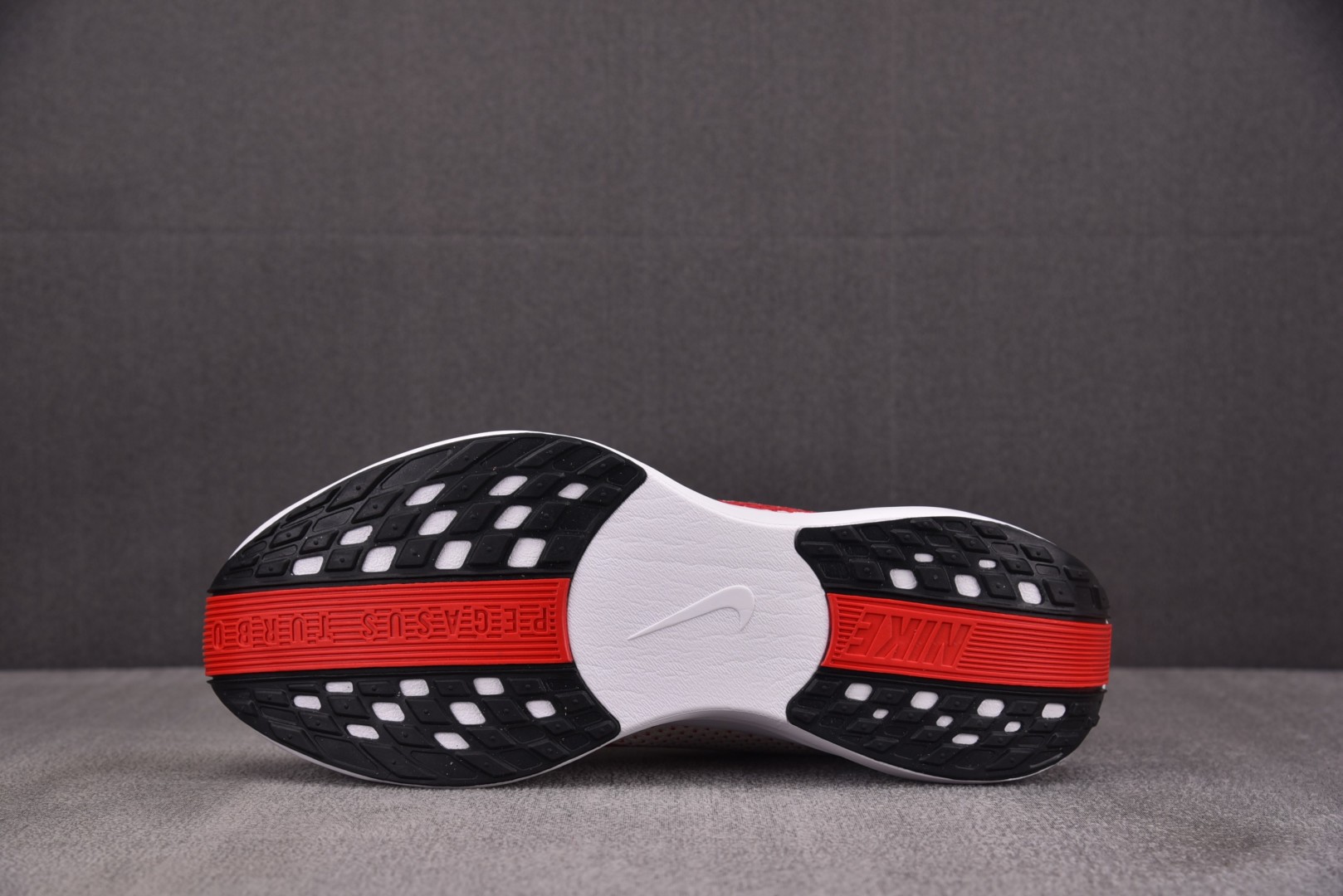 Zoom跑鞋 尺码39-46

纯原版出品-NK Pegasus Plus White Red 白红 F