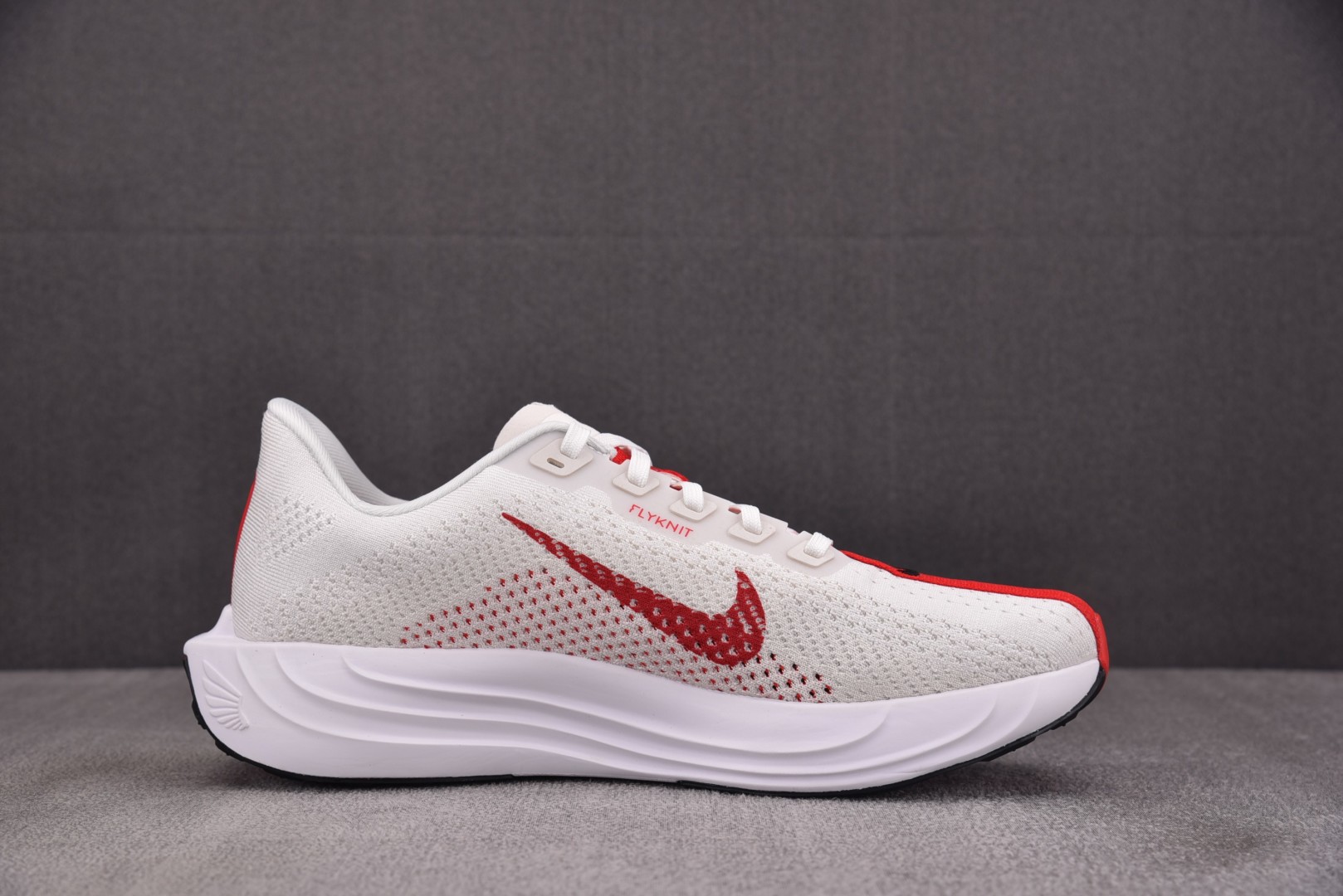 Zoom跑鞋 尺码39-46

纯原版出品-NK Pegasus Plus White Red 白红 F