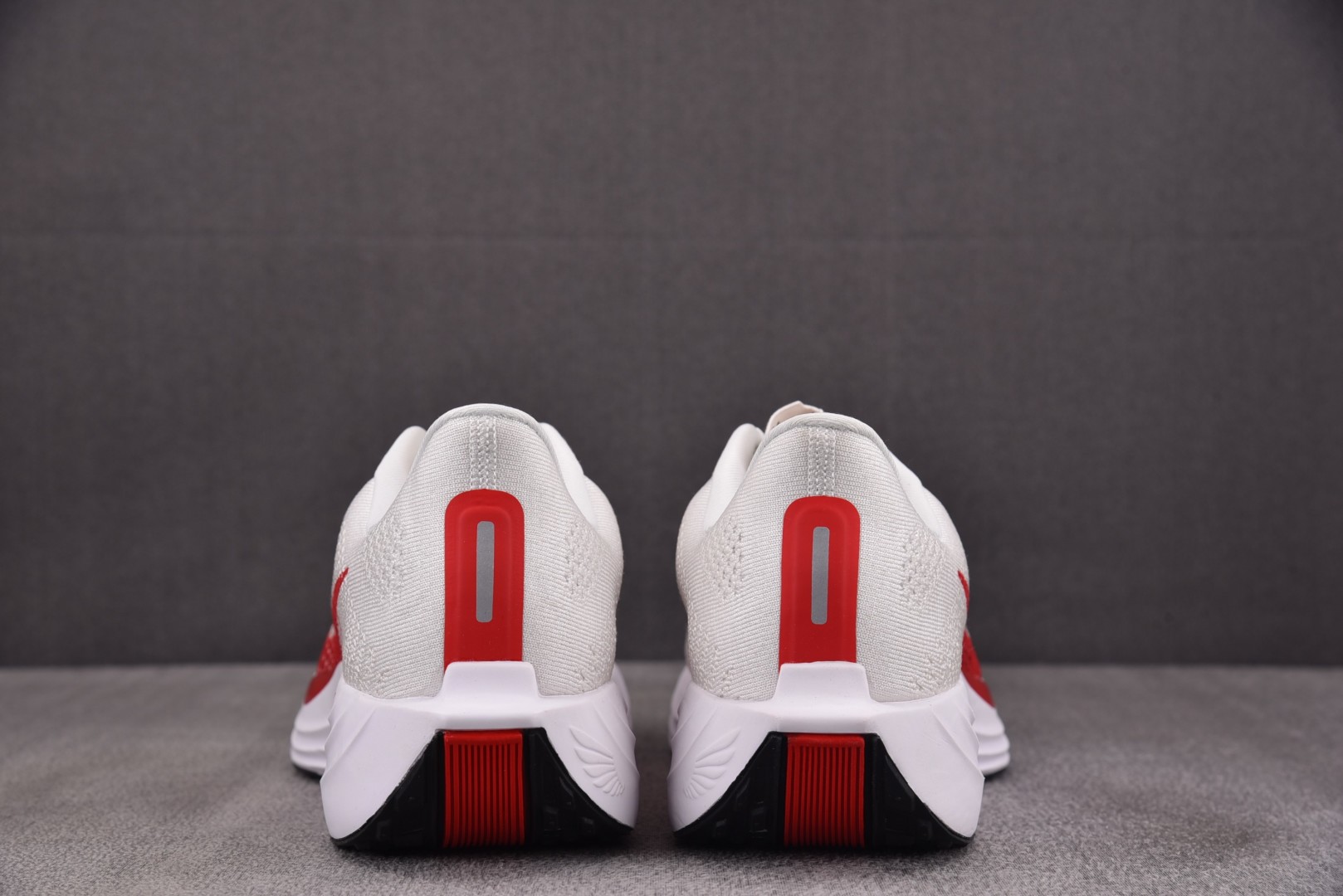 Zoom跑鞋 尺码39-46

纯原版出品-NK Pegasus Plus White Red 白红 F