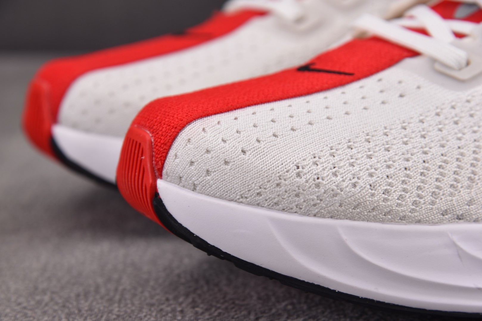 Zoom跑鞋 尺码39-46

纯原版出品-NK Pegasus Plus White Red 白红 F