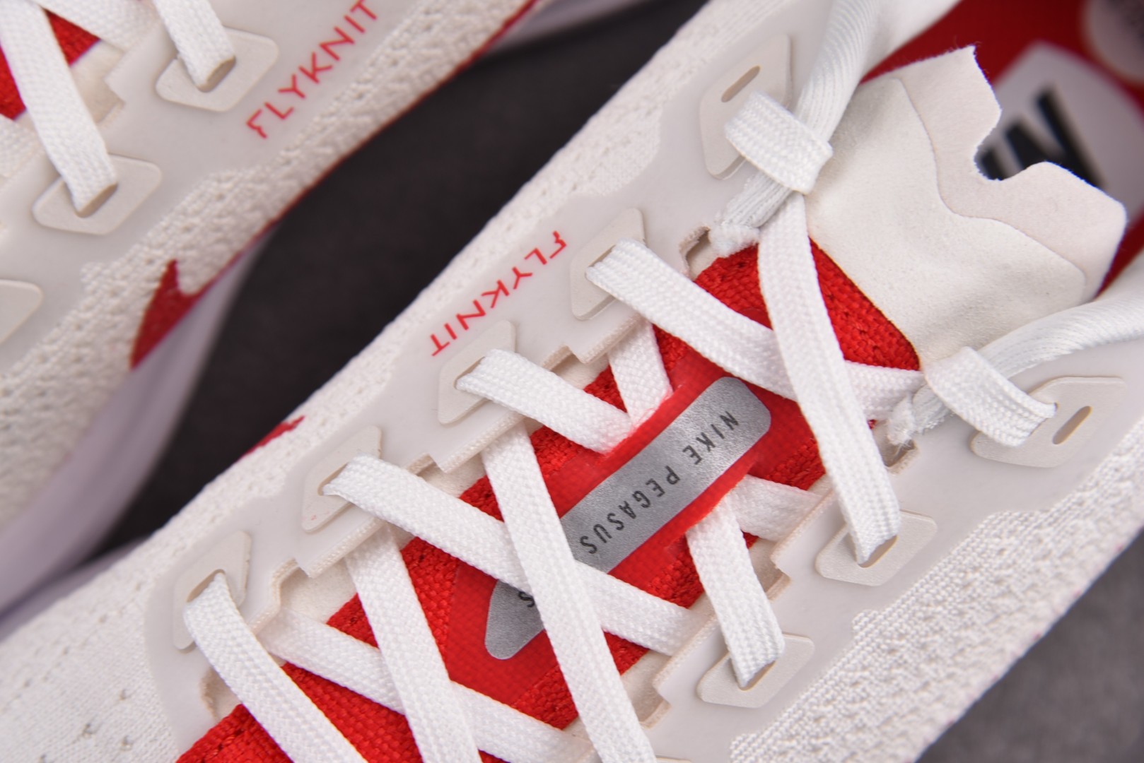Zoom跑鞋 尺码39-46

纯原版出品-NK Pegasus Plus White Red 白红 F