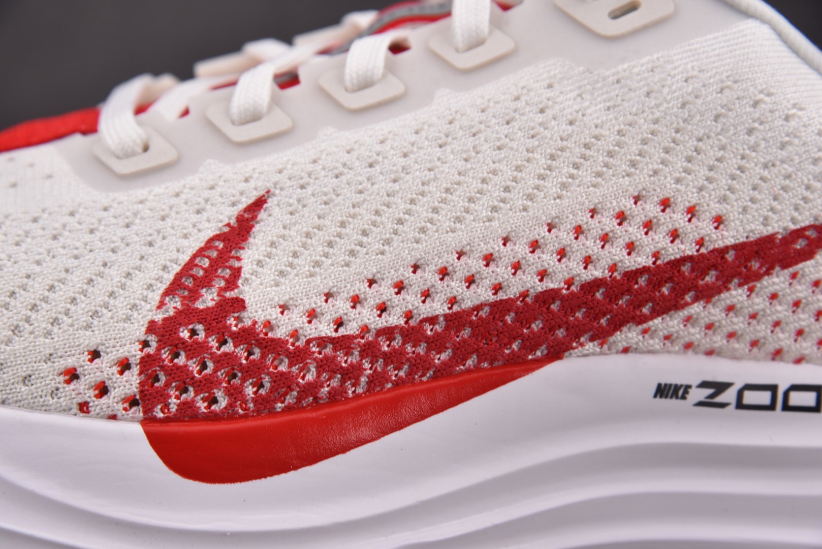Zoom跑鞋 尺码39-46

纯原版出品-NK Pegasus Plus White Red 白红 F