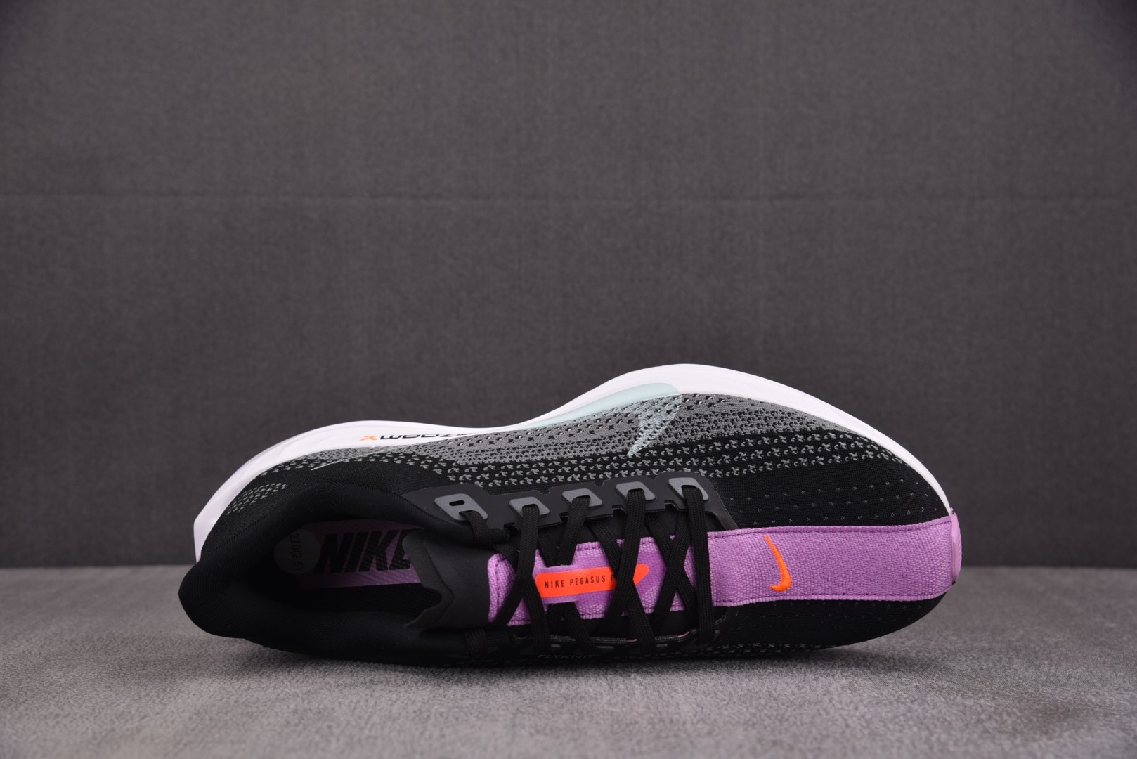 Zoom跑鞋 尺码36-42

纯原版出品-W NK Pegasus Plus Black Dark G