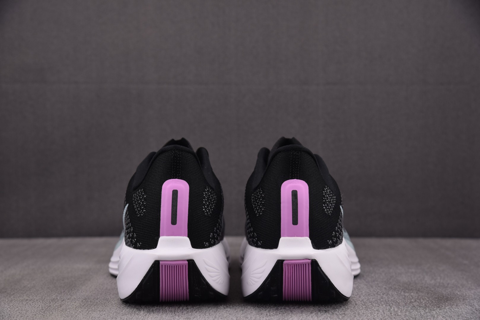 Zoom跑鞋 尺码36-42

纯原版出品-W NK Pegasus Plus Black Dark G