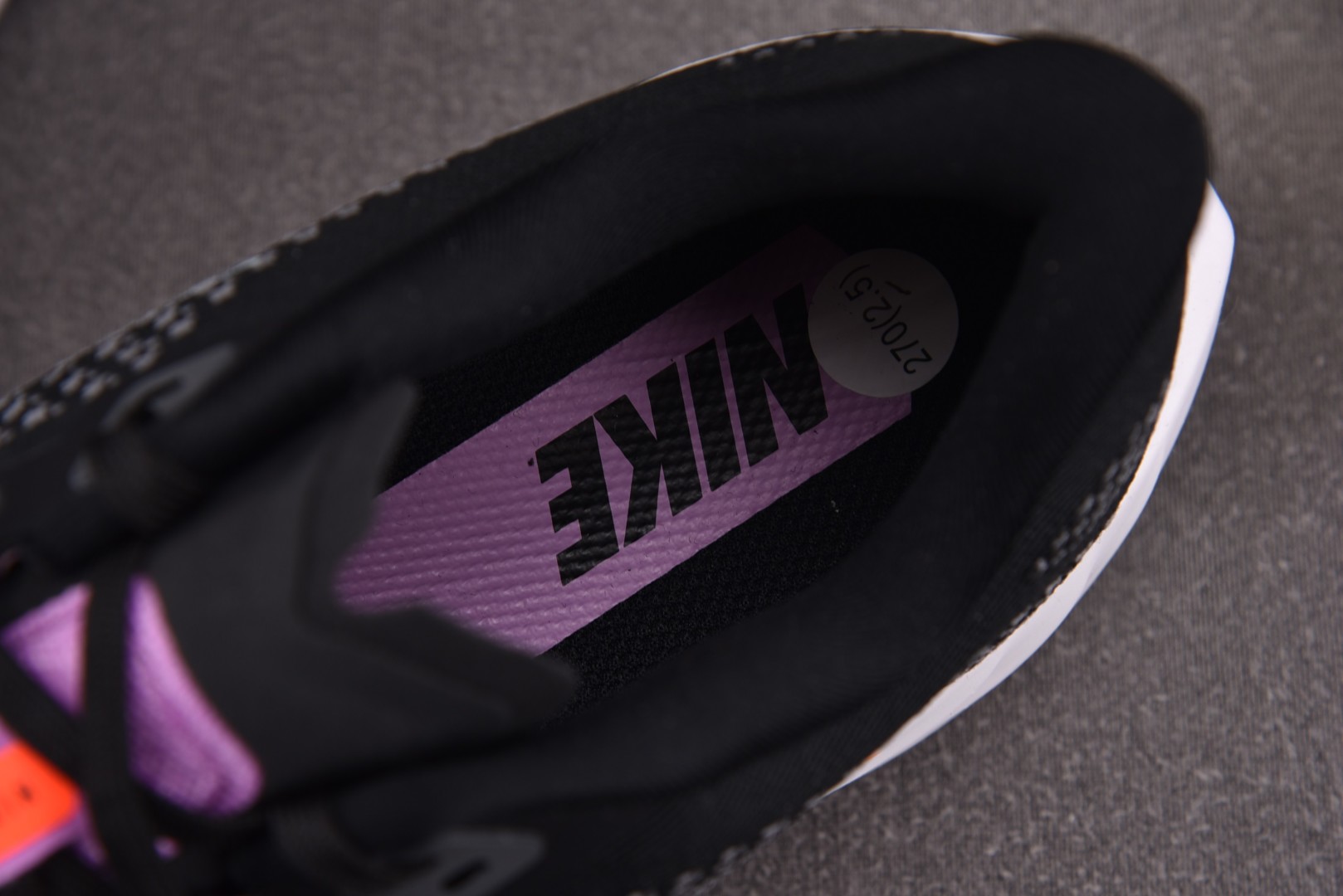 Zoom跑鞋 尺码36-42

纯原版出品-W NK Pegasus Plus Black Dark G