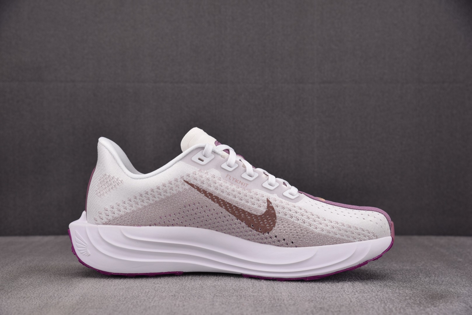 Zoom跑鞋 尺码36-42

纯原版出品-W NK ZoomX Pegasus Plus Light 