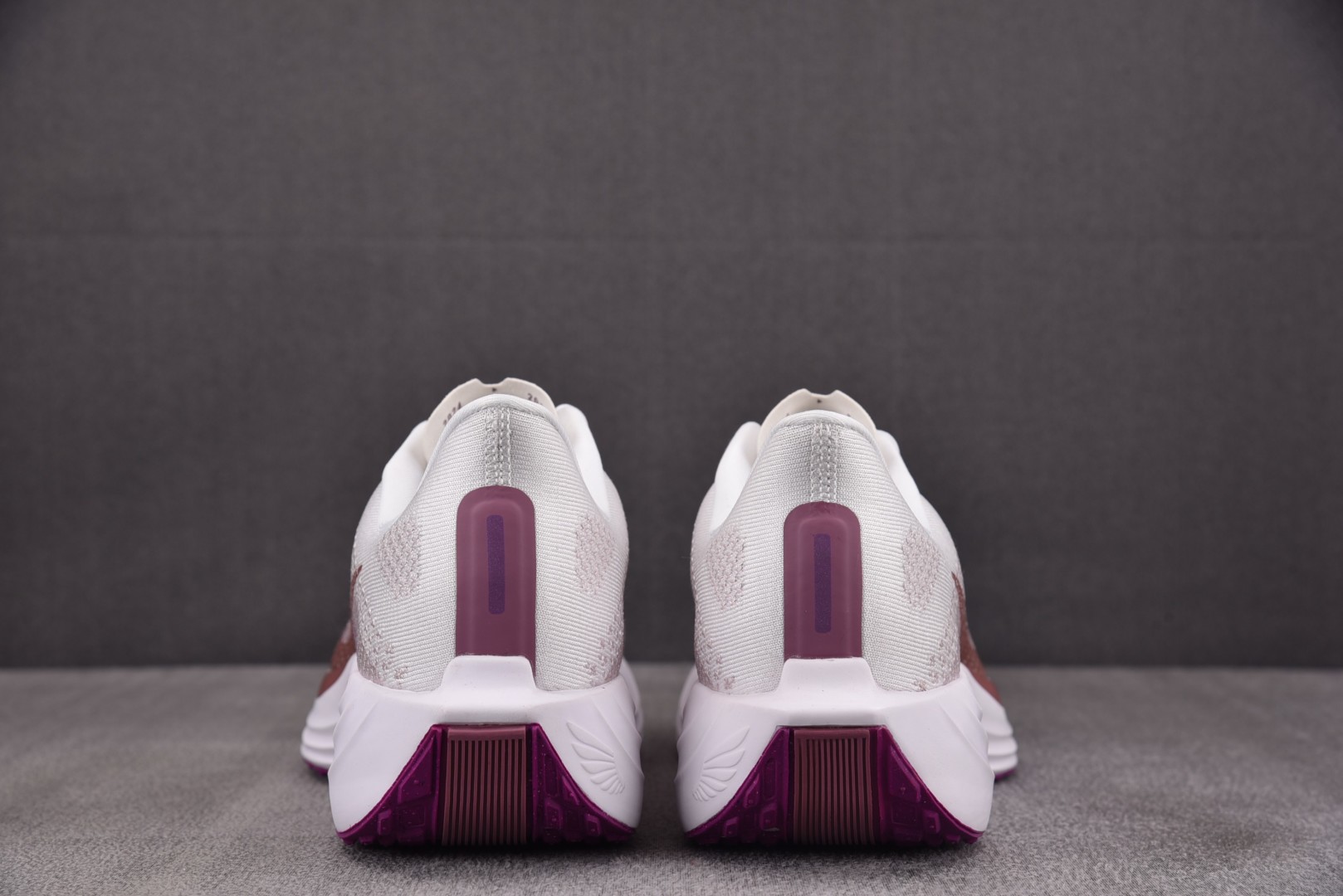 Zoom跑鞋 尺码36-42

纯原版出品-W NK ZoomX Pegasus Plus Light 