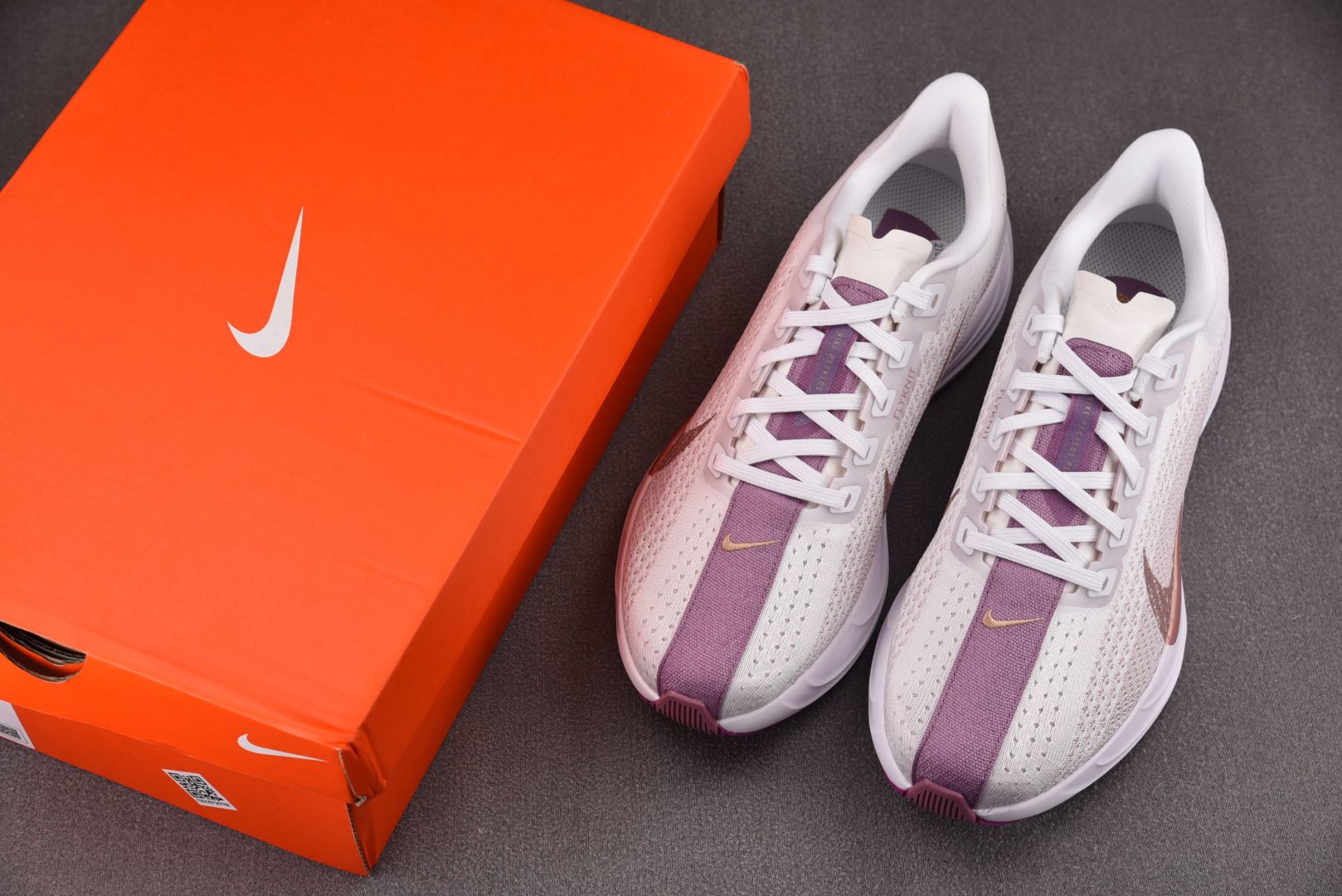 Zoom跑鞋 尺码36-42

纯原版出品-W NK ZoomX Pegasus Plus Light 