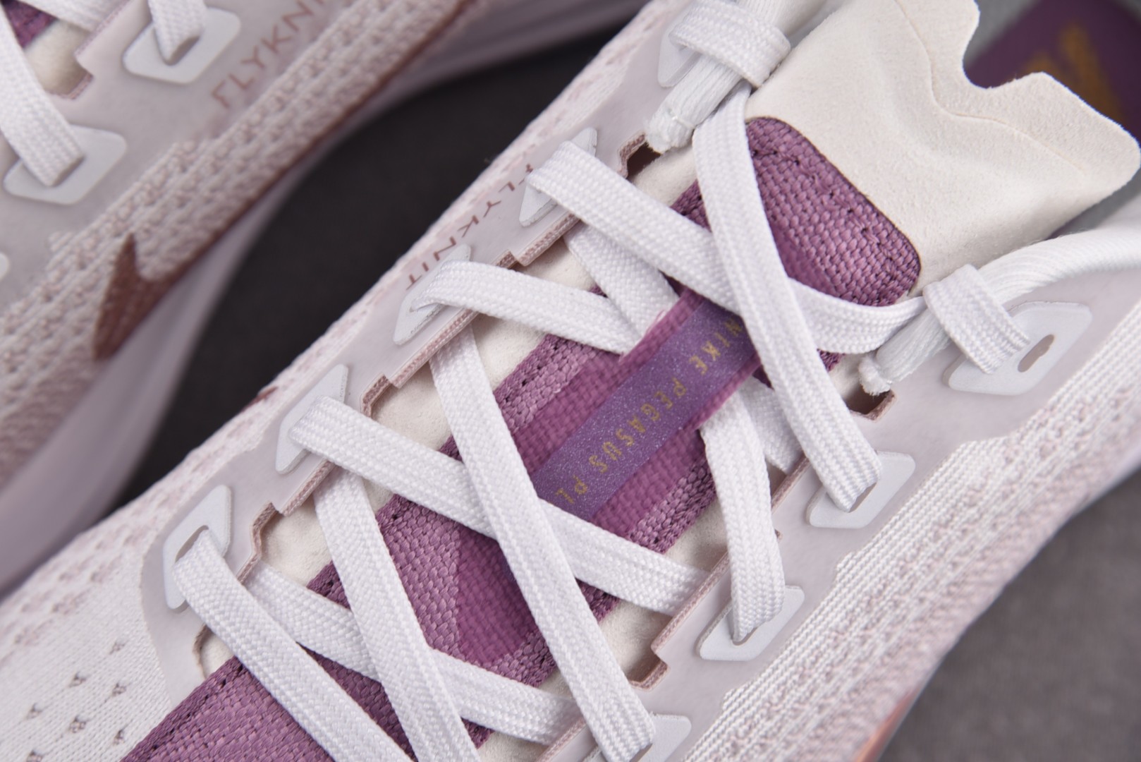 Zoom跑鞋 尺码36-42

纯原版出品-W NK ZoomX Pegasus Plus Light 