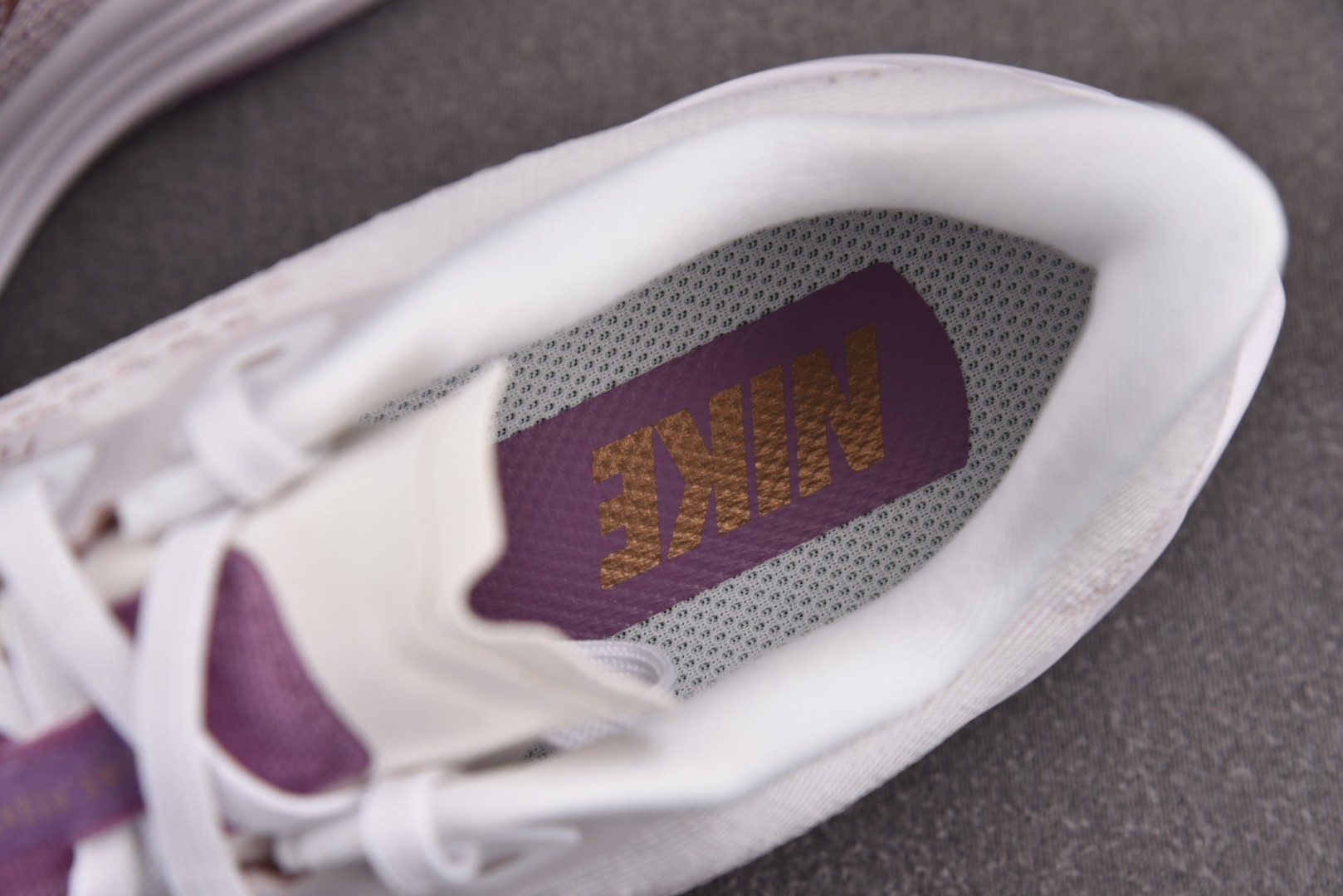 Zoom跑鞋 尺码36-42

纯原版出品-W NK ZoomX Pegasus Plus Light 