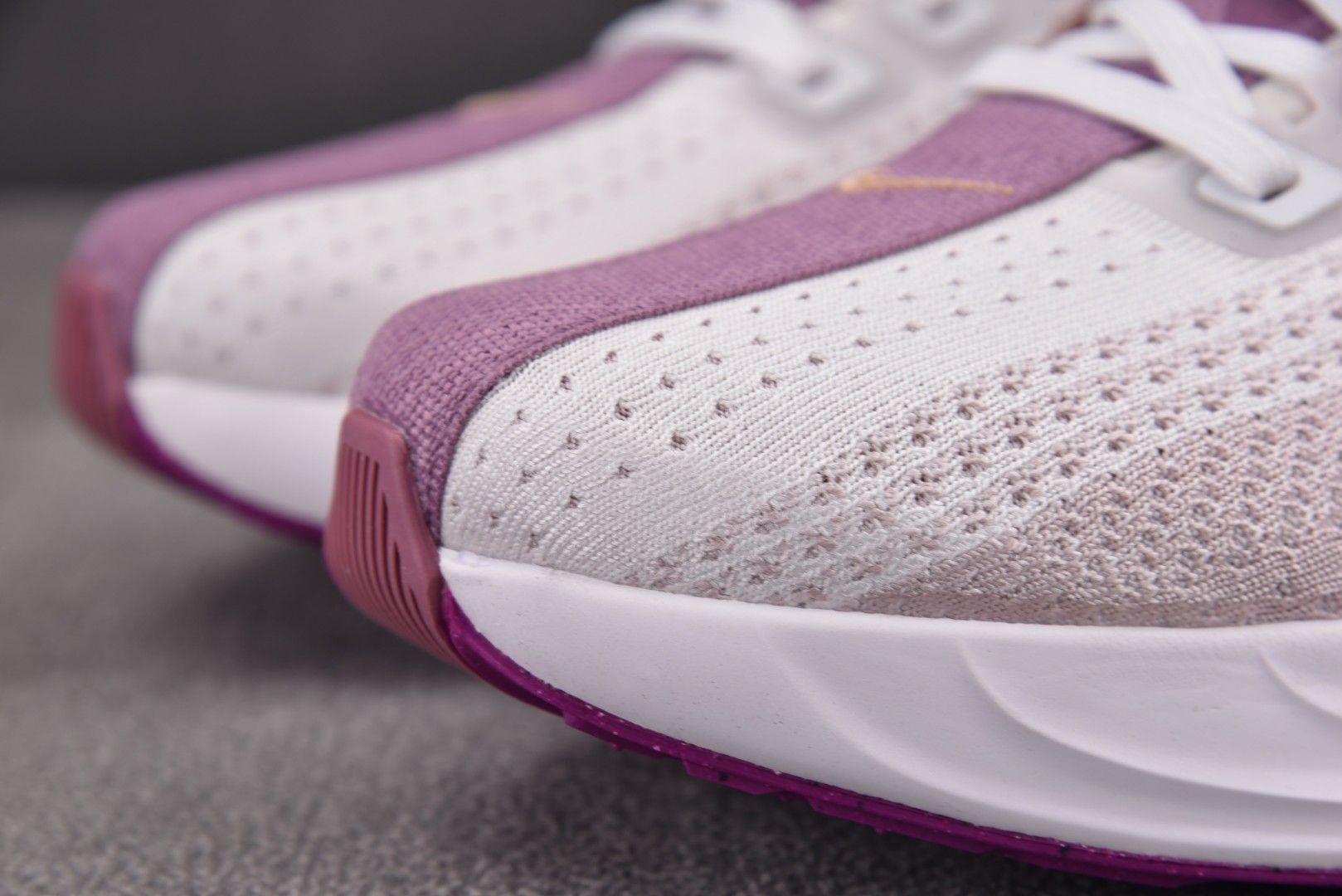 Zoom跑鞋 尺码36-42

纯原版出品-W NK ZoomX Pegasus Plus Light 