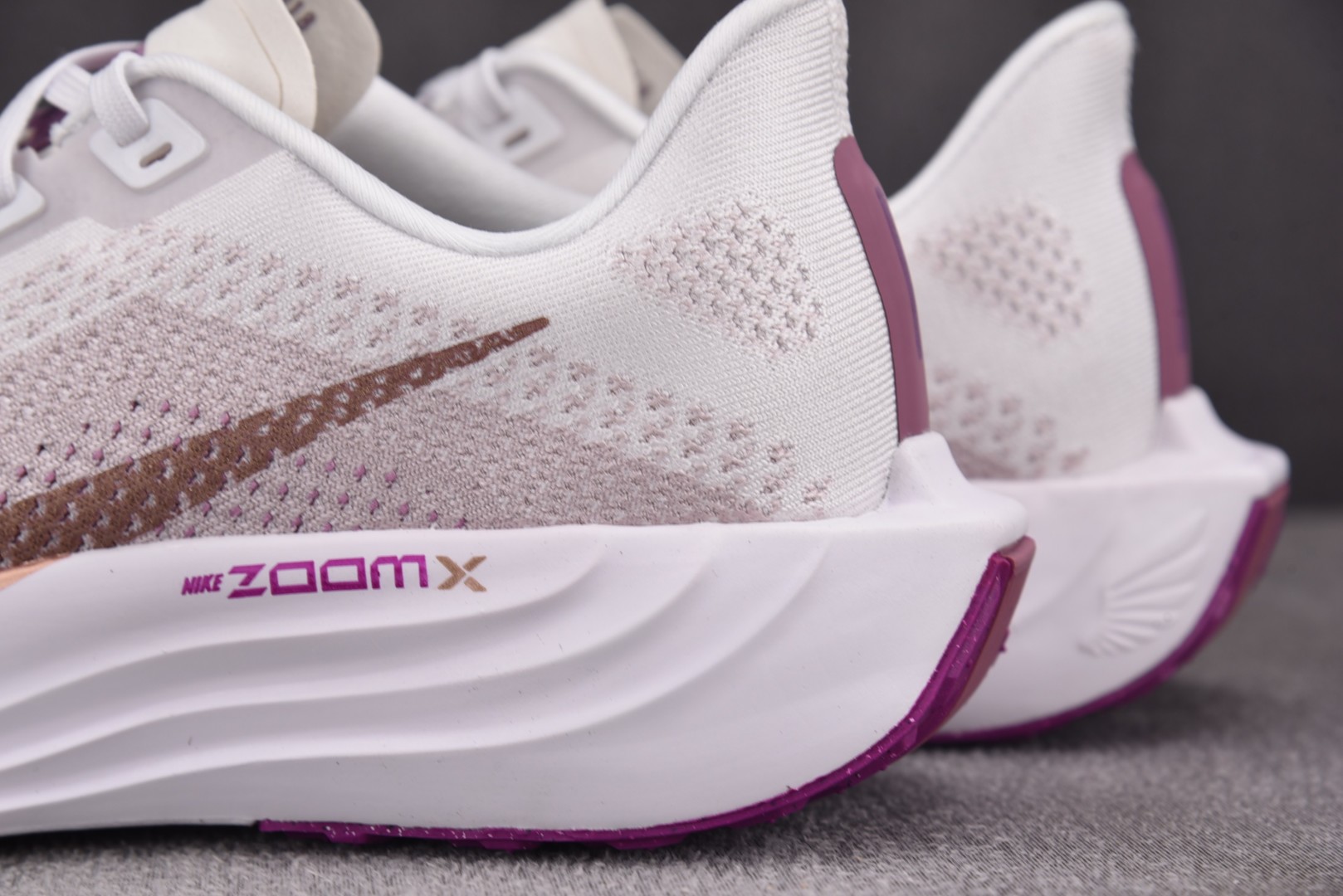 Zoom跑鞋 尺码36-42

纯原版出品-W NK ZoomX Pegasus Plus Light 