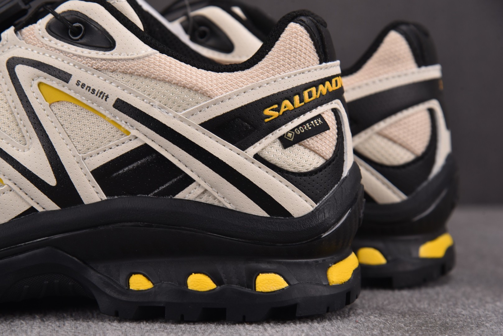 萨洛蒙 尺码36-46

纯原版出品-SALOMON XT Quest Hiking 黑黄  YZ002