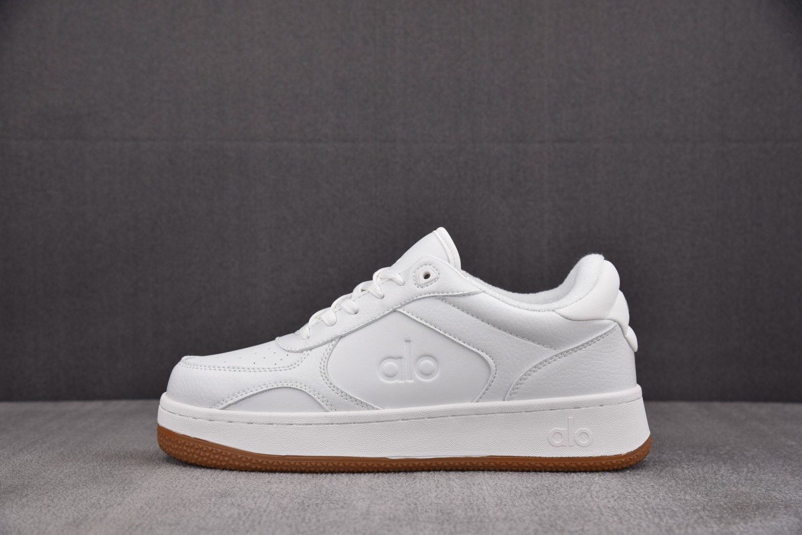 Alo Yoga 尺码35.5-45

纯原版出品-Alo Yoga Recovery Mode 白色 