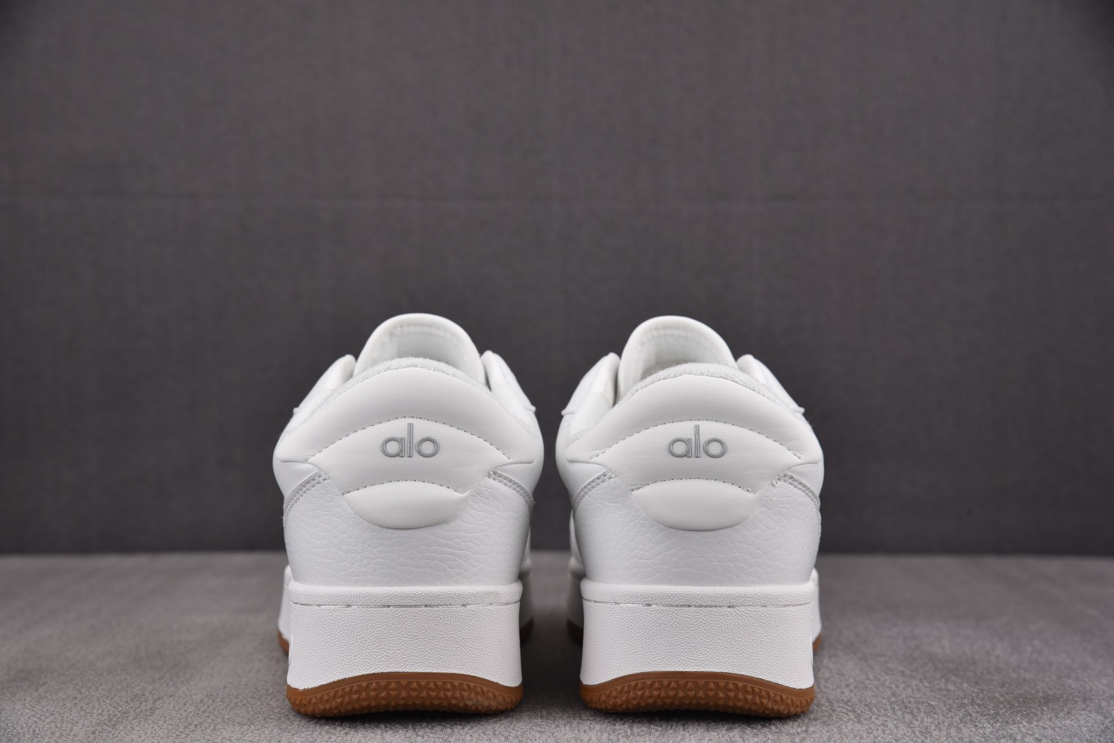 Alo Yoga 尺码35.5-45

纯原版出品-Alo Yoga Recovery Mode 白色 