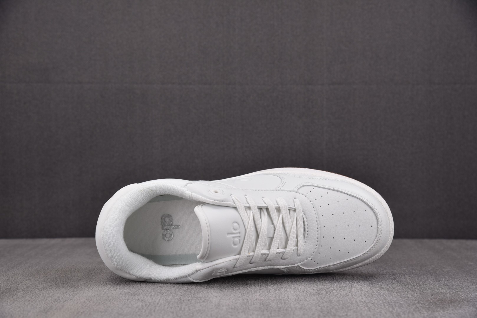 Alo Yoga 尺码35.5-45

纯原版出品-Alo Yoga Recovery Mode 白色 