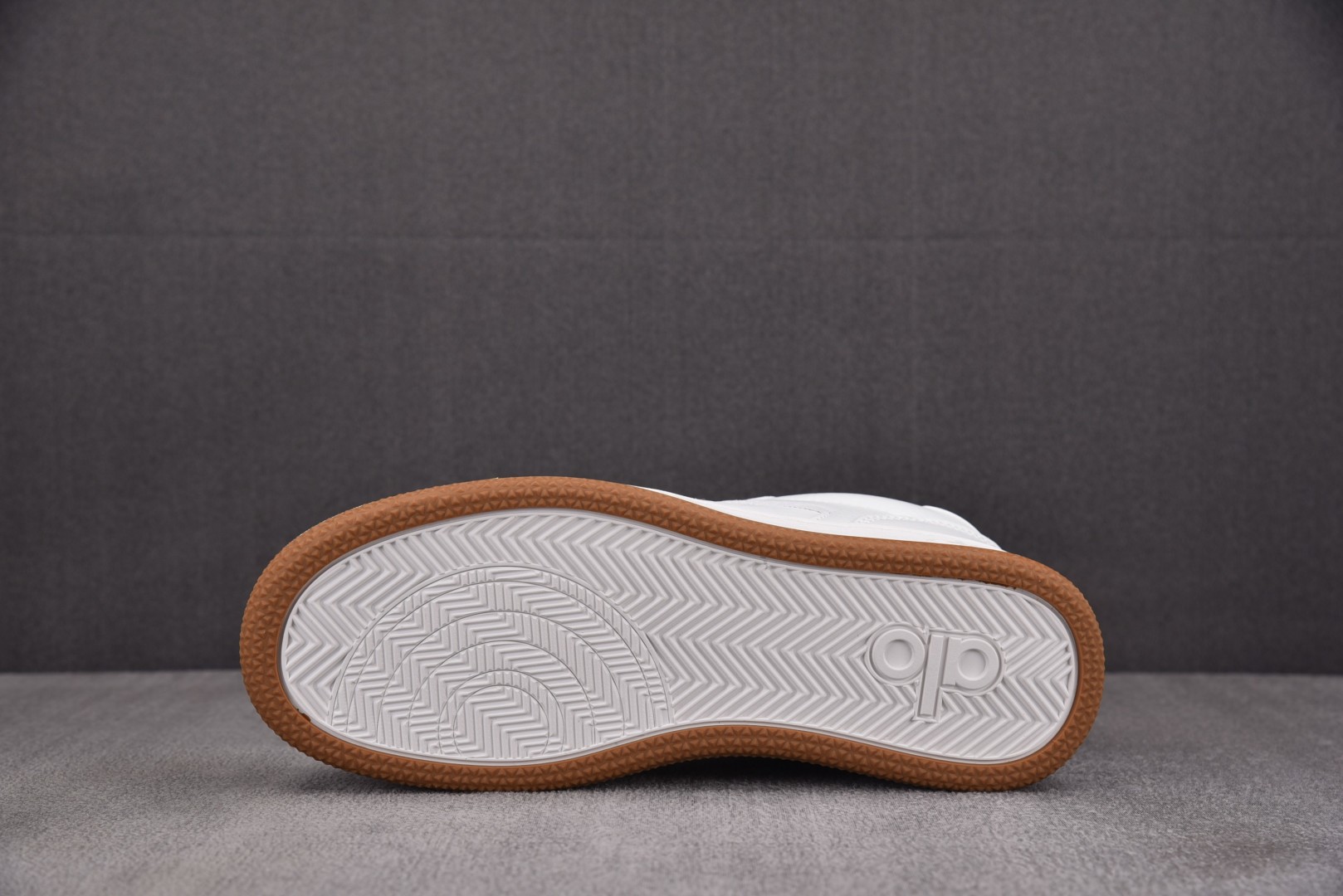 Alo Yoga 尺码35.5-45

纯原版出品-Alo Yoga Recovery Mode 白色 