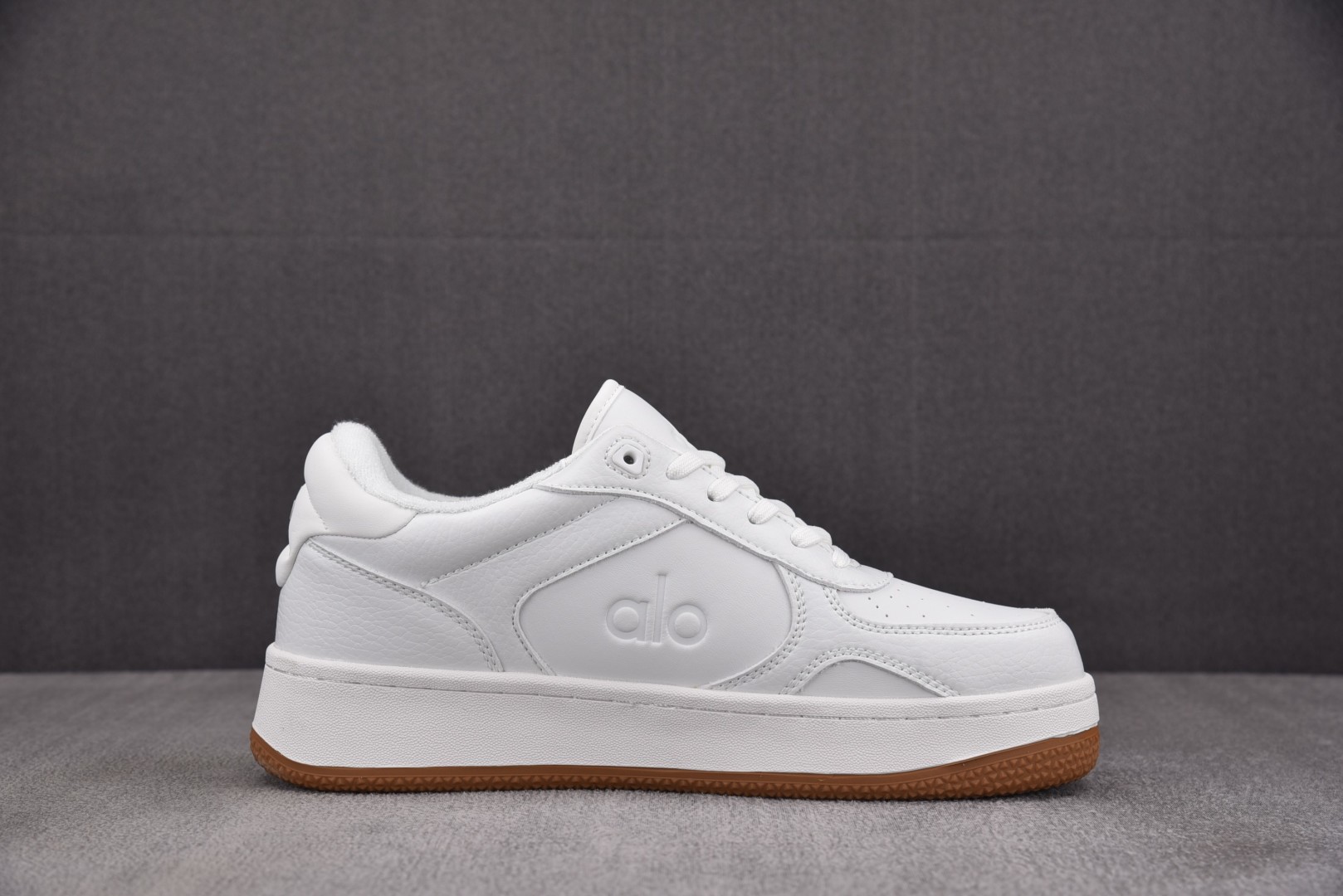 Alo Yoga 尺码35.5-45

纯原版出品-Alo Yoga Recovery Mode 白色 