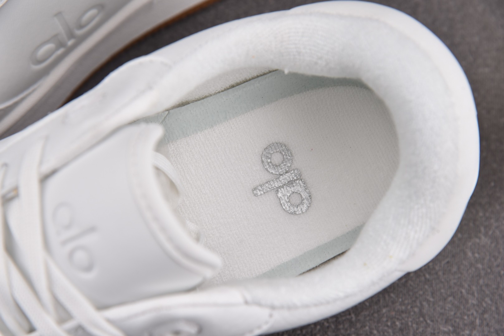 Alo Yoga 尺码35.5-45

纯原版出品-Alo Yoga Recovery Mode 白色 