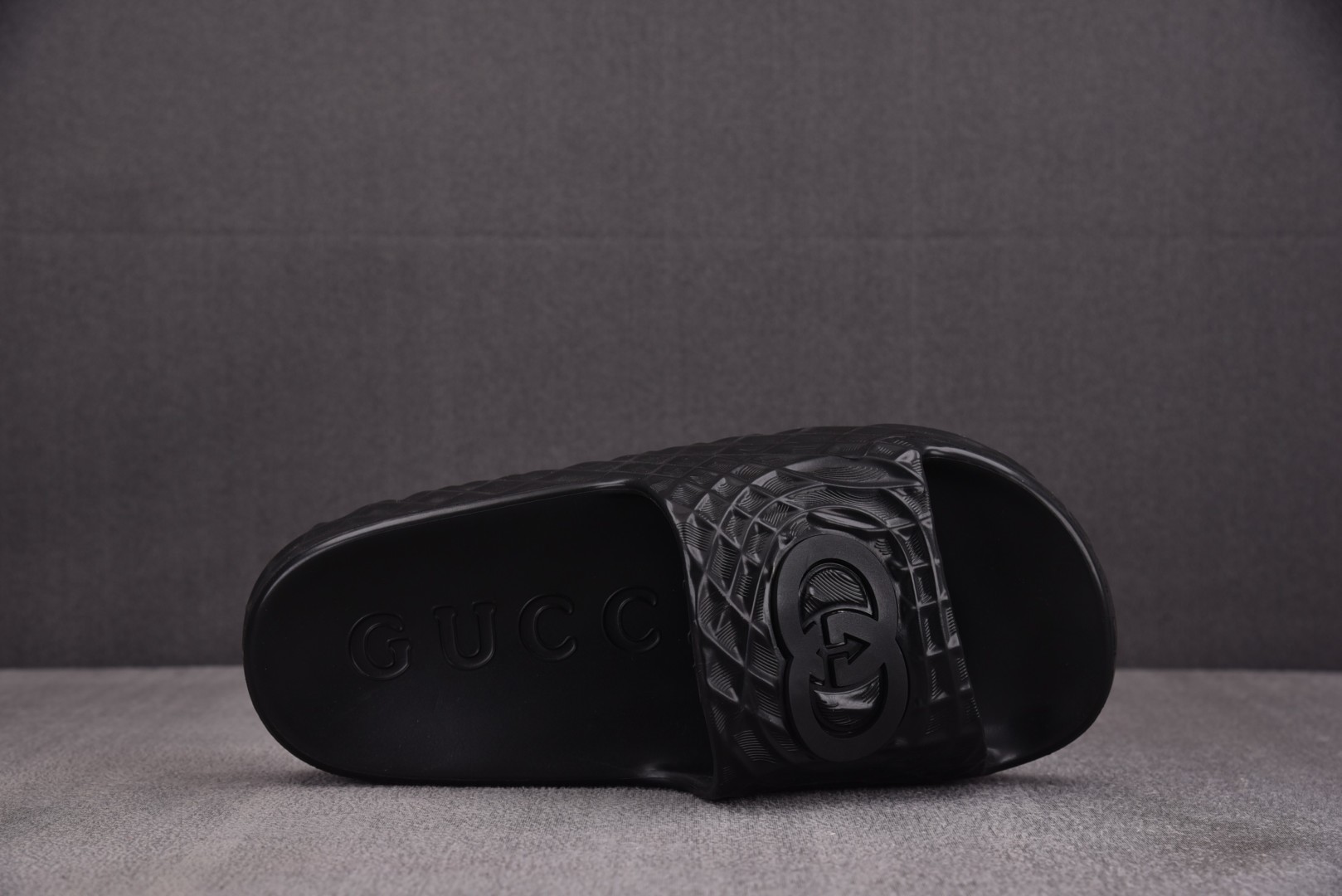 GUCCI 尺码 39-45

纯原版出品-GUCCI Slide Sandal Interlockin