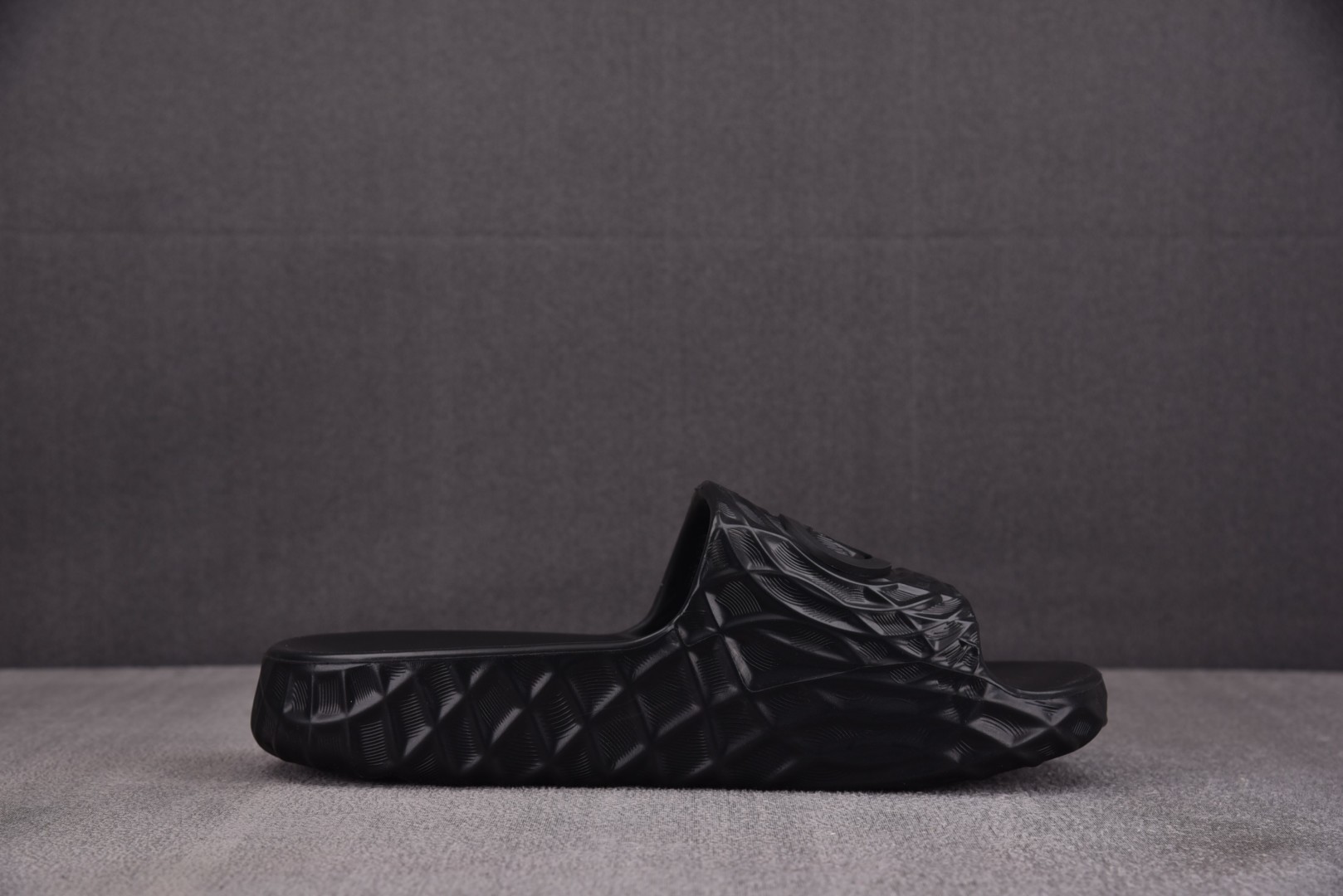 GUCCI 尺码 39-45

纯原版出品-GUCCI Slide Sandal Interlockin