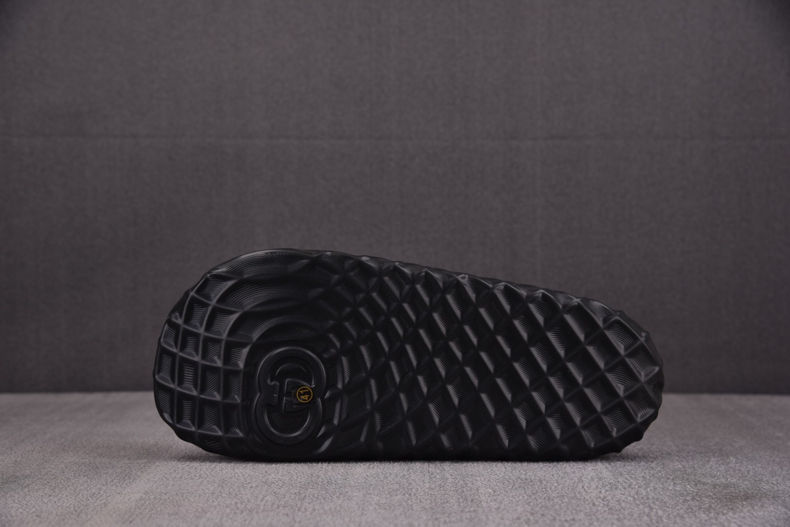 GUCCI 尺码 39-45

纯原版出品-GUCCI Slide Sandal Interlockin