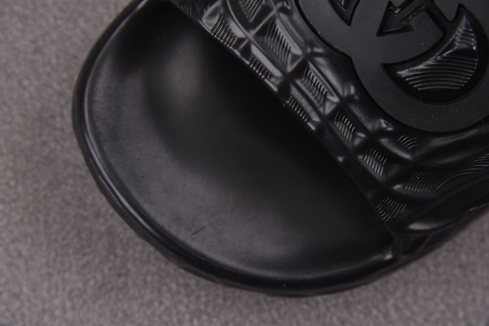 GUCCI 尺码 39-45

纯原版出品-GUCCI Slide Sandal Interlockin