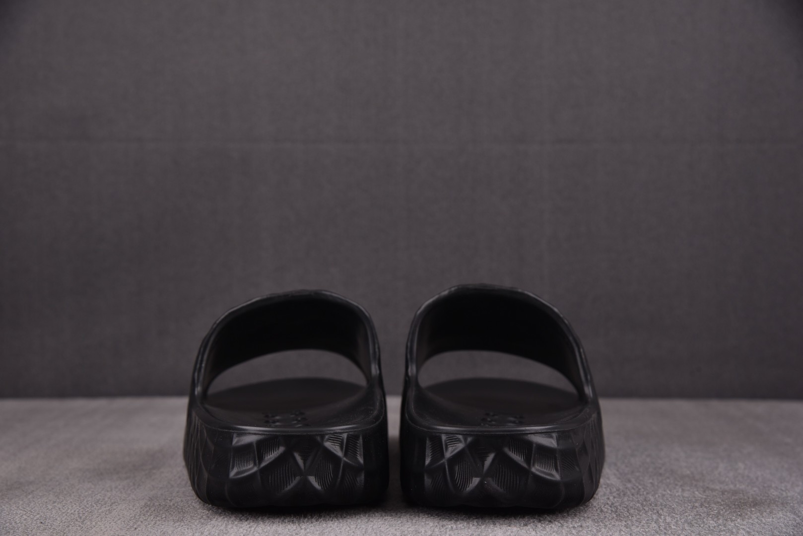 GUCCI 尺码 39-45

纯原版出品-GUCCI Slide Sandal Interlockin