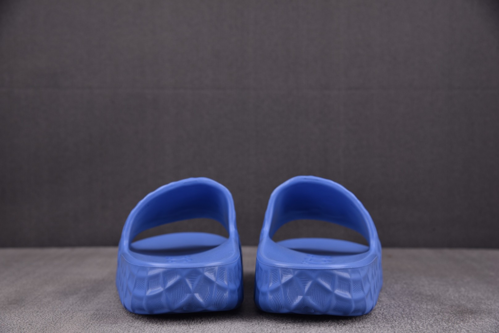GUCCI 尺码 39-45

纯原版出品-GUCCI Slide Sandal Interlockin