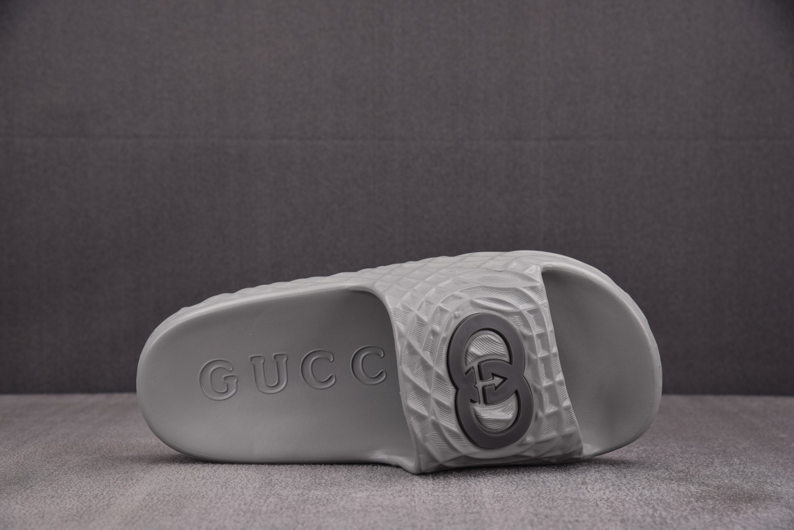 GUCCI 尺码 39-45

纯原版出品-GUCCI Slide Sandal Interlockin