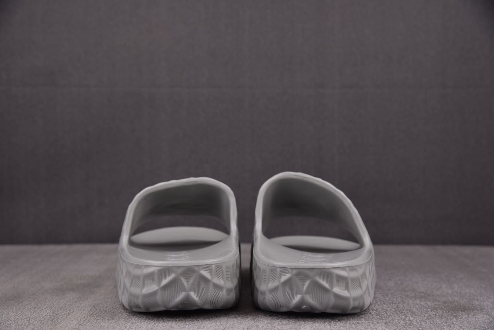 GUCCI 尺码 39-45

纯原版出品-GUCCI Slide Sandal Interlockin