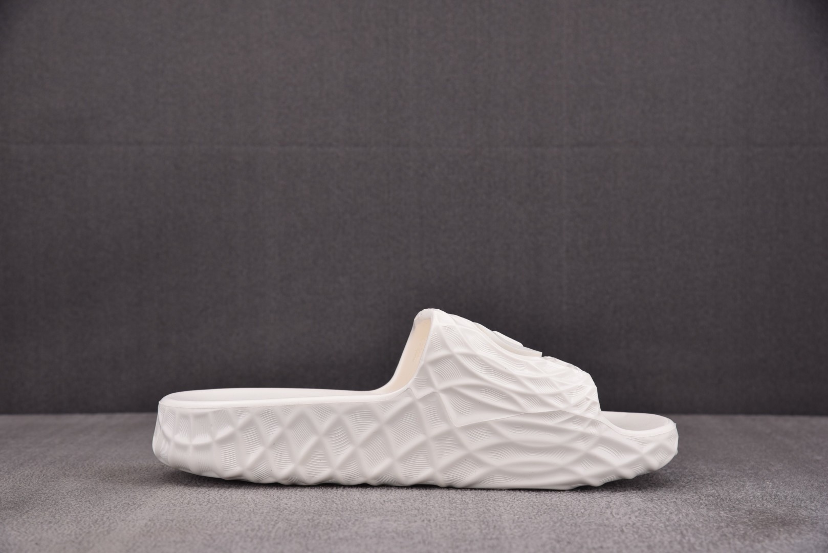 GUCCI 尺码 39-45

纯原版出品-GUCCI Slide Sandal Interlockin