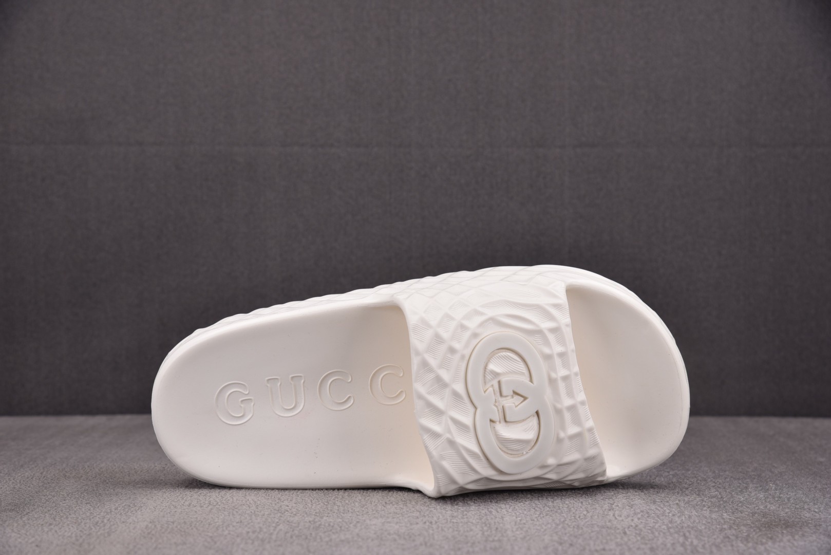 GUCCI 尺码 39-45

纯原版出品-GUCCI Slide Sandal Interlockin
