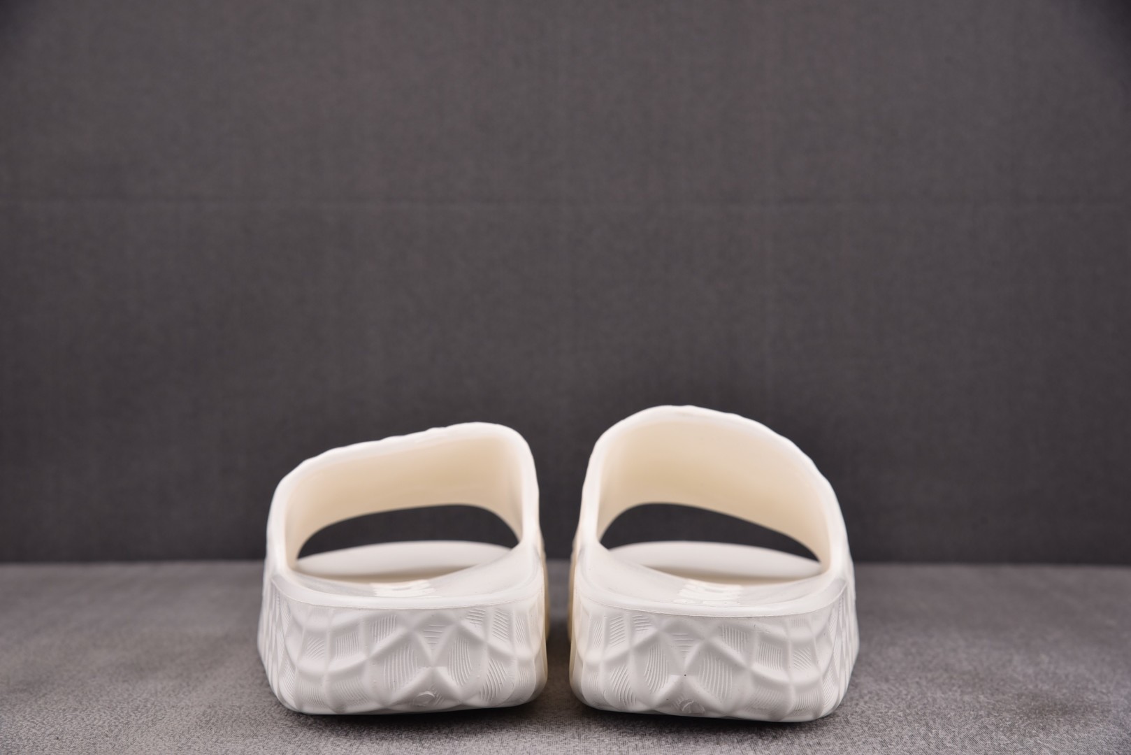 GUCCI 尺码 39-45

纯原版出品-GUCCI Slide Sandal Interlockin