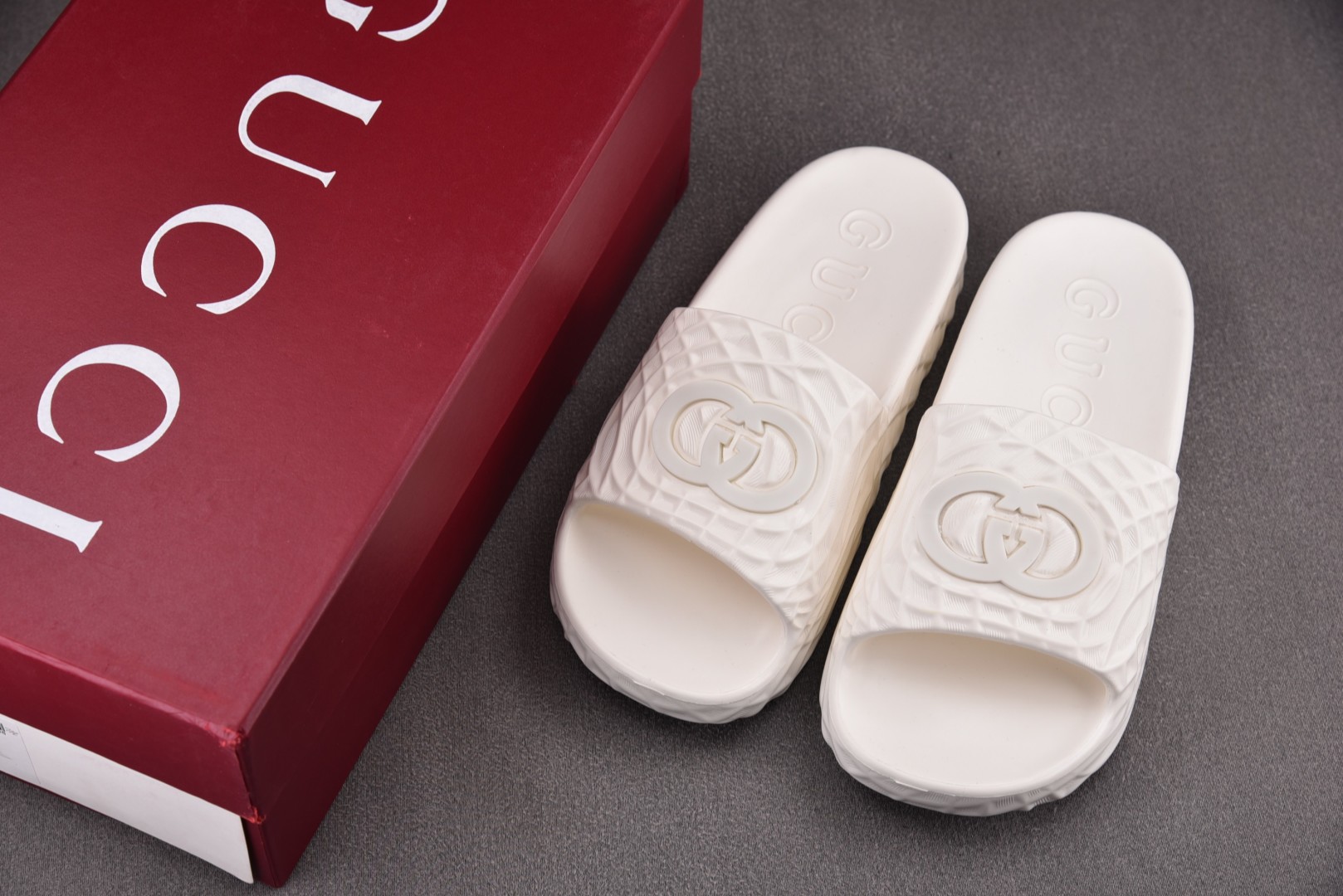 GUCCI 尺码 39-45

纯原版出品-GUCCI Slide Sandal Interlockin