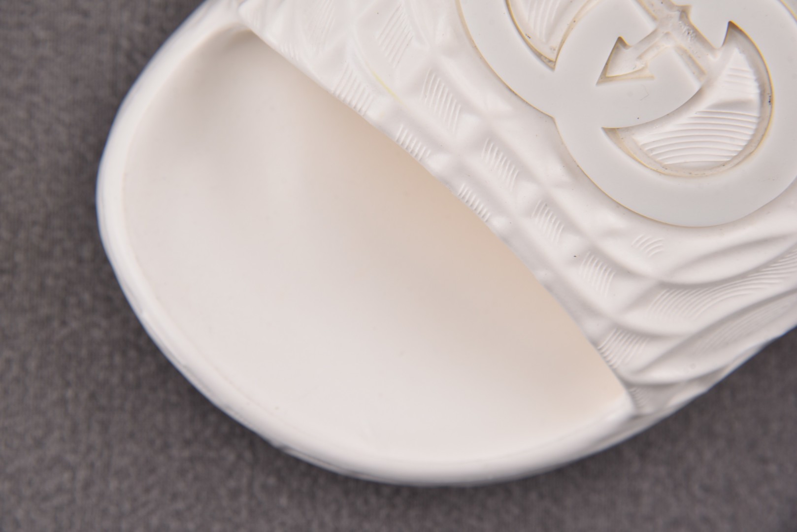 GUCCI 尺码 39-45

纯原版出品-GUCCI Slide Sandal Interlockin