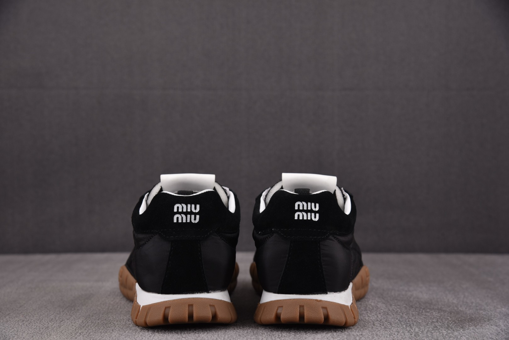 MIU 尺码 35-40

纯原版出品-MIU MIU 缪缪德训鞋 黑色 YZ021
尺码：35 36 