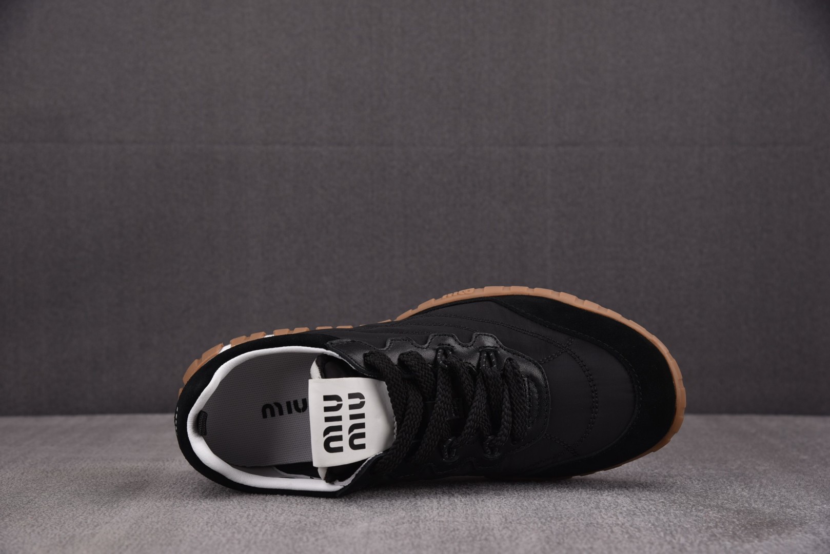 MIU 尺码 35-40

纯原版出品-MIU MIU 缪缪德训鞋 黑色 YZ021
尺码：35 36 