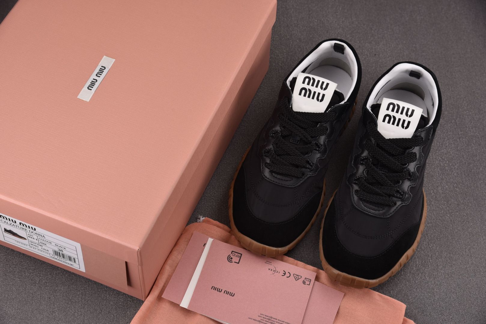 MIU 尺码 35-40

纯原版出品-MIU MIU 缪缪德训鞋 黑色 YZ021
尺码：35 36 
