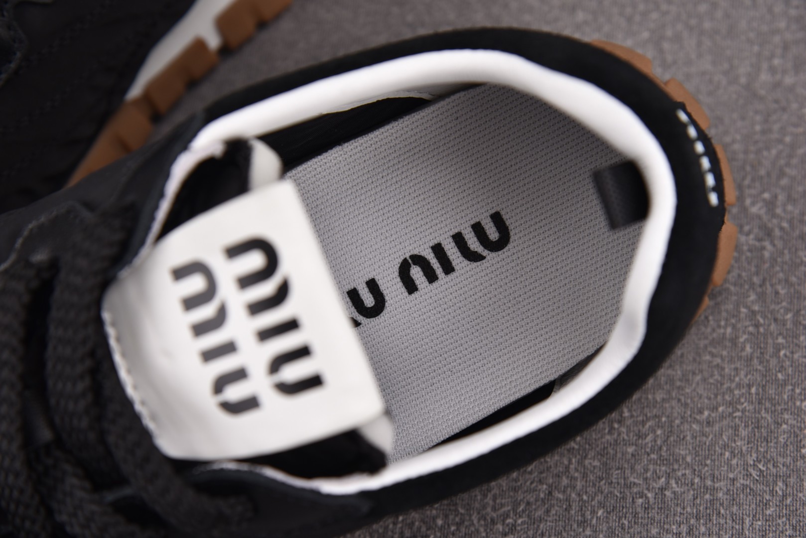 MIU 尺码 35-40

纯原版出品-MIU MIU 缪缪德训鞋 黑色 YZ021
尺码：35 36 