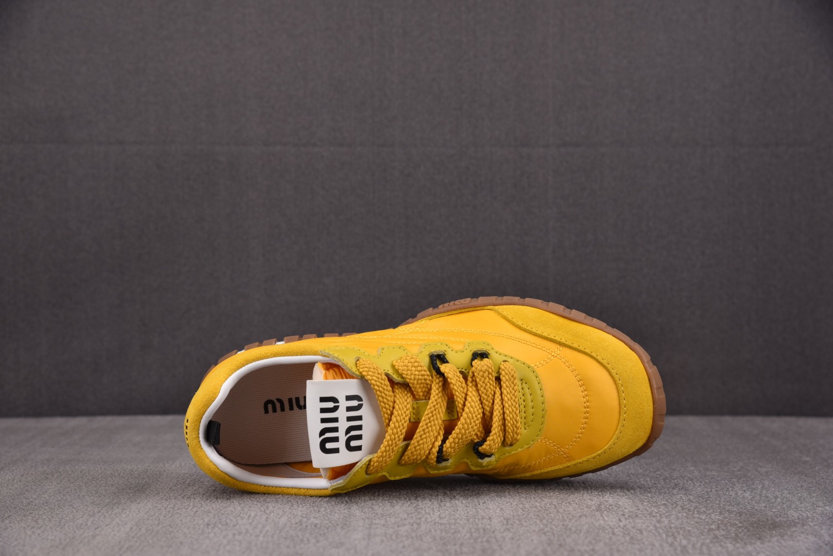 MIU 尺码 35-40

纯原版出品-MIU MIU 缪缪德训鞋 黄色 YZ021
尺码：35 36 
