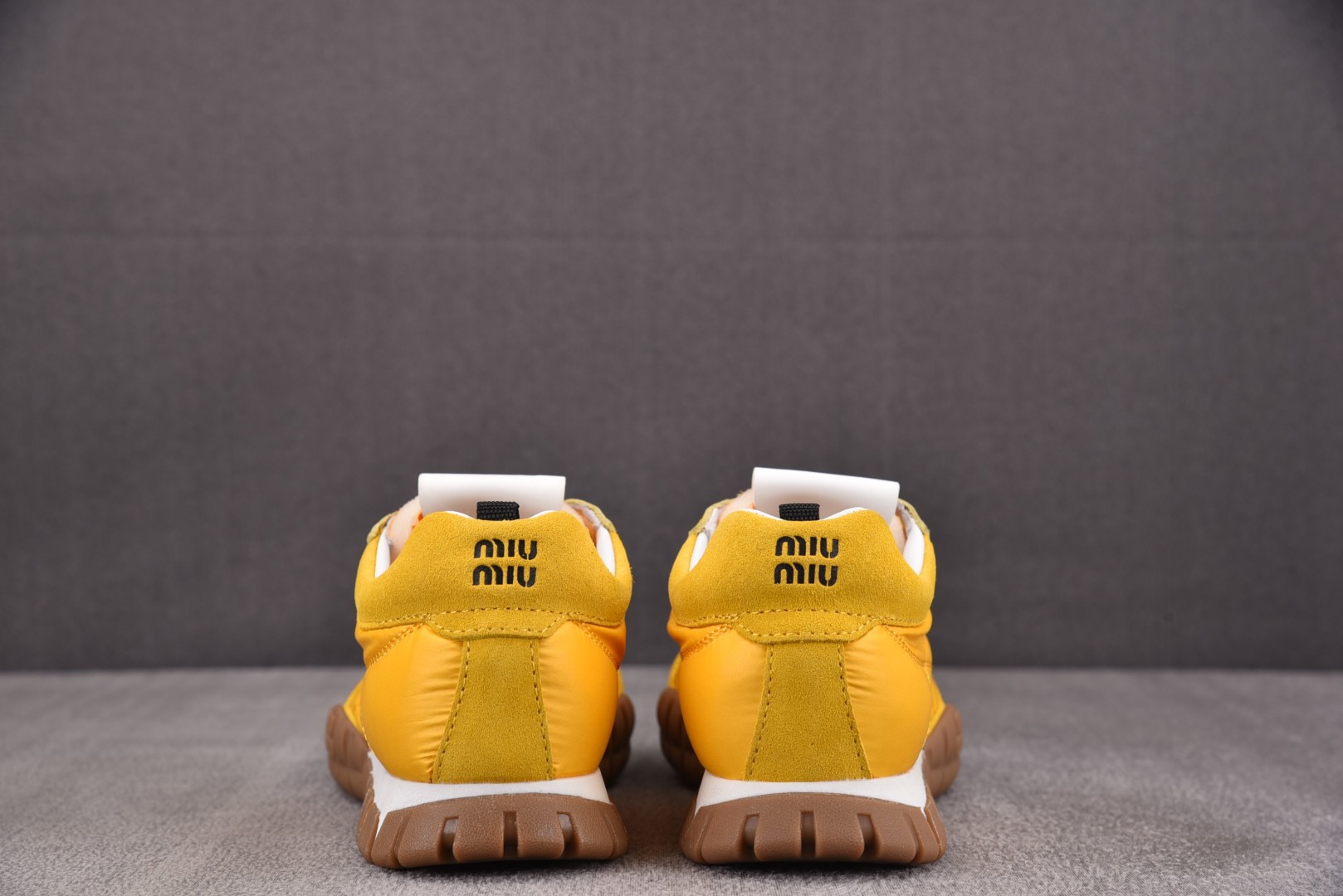 MIU 尺码 35-40

纯原版出品-MIU MIU 缪缪德训鞋 黄色 YZ021
尺码：35 36 