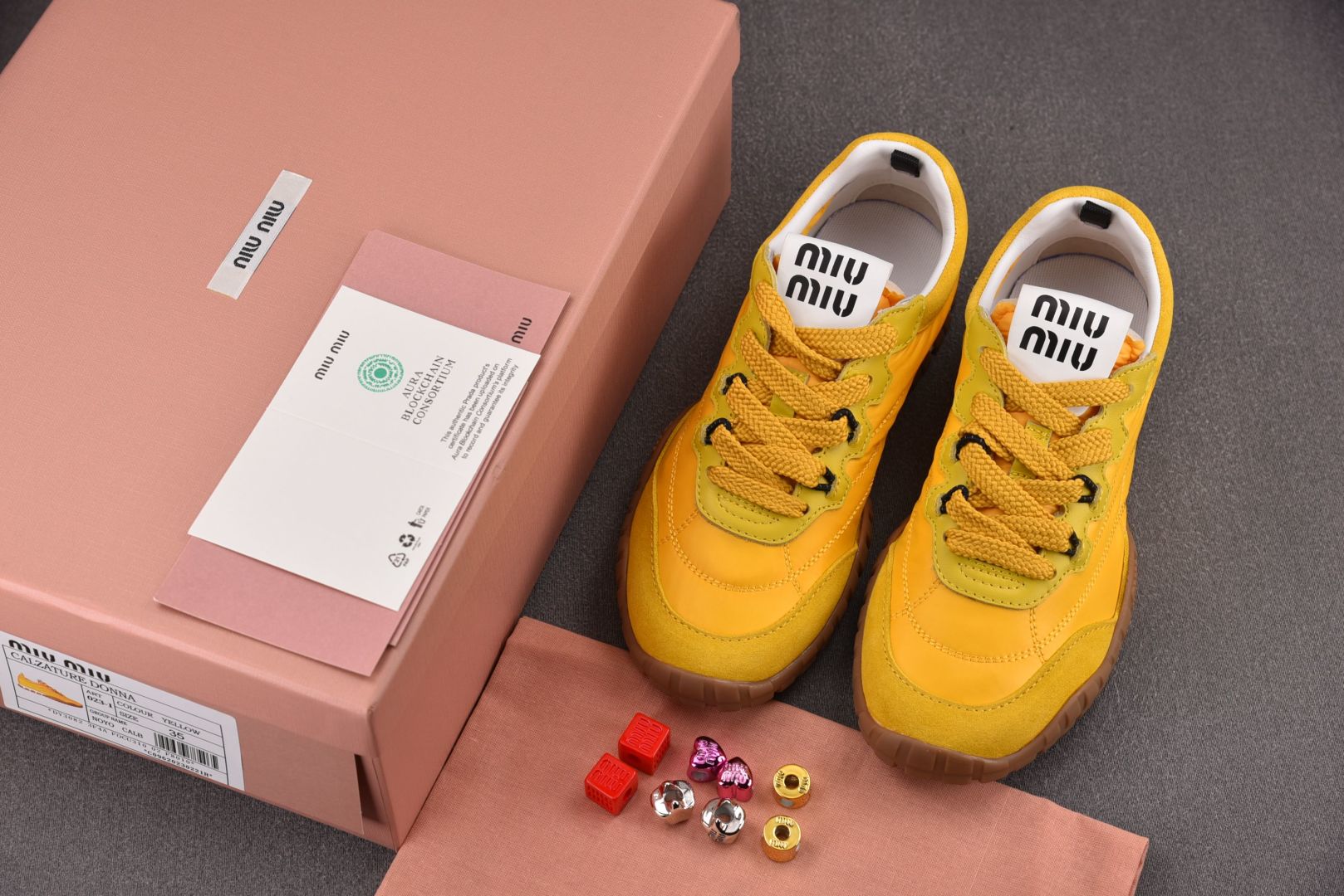 MIU 尺码 35-40

纯原版出品-MIU MIU 缪缪德训鞋 黄色 YZ021
尺码：35 36 