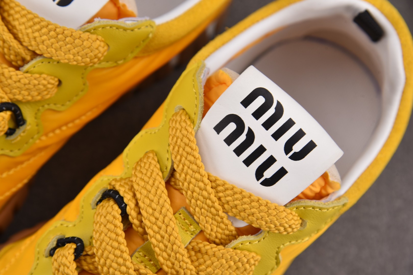 MIU 尺码 35-40

纯原版出品-MIU MIU 缪缪德训鞋 黄色 YZ021
尺码：35 36 