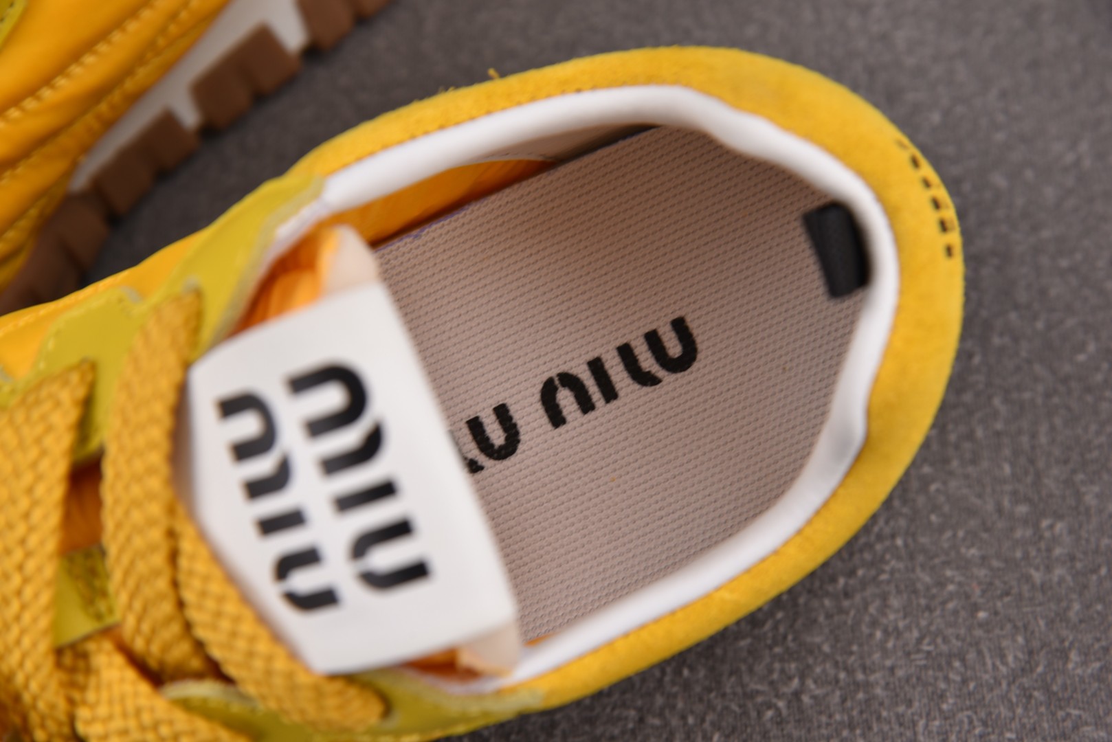 MIU 尺码 35-40

纯原版出品-MIU MIU 缪缪德训鞋 黄色 YZ021
尺码：35 36 