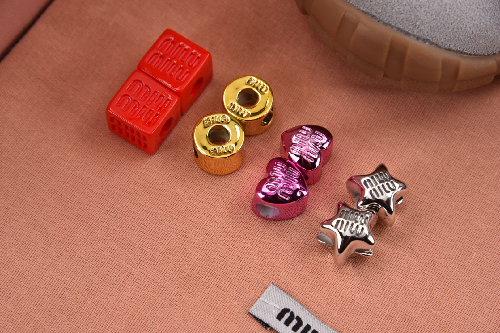 MIU 尺码 35-40

纯原版出品-MIU MIU 缪缪德训鞋 黄色 YZ021
尺码：35 36 