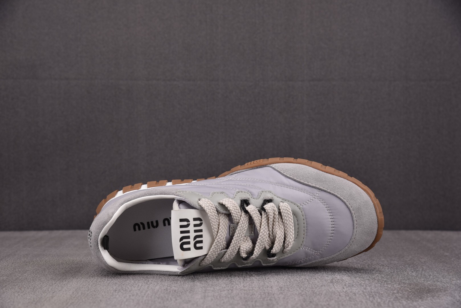 MIU 尺码 35-40

纯原版出品-MIU MIU 缪缪德训鞋 灰色 YZ021
尺码：35 36 