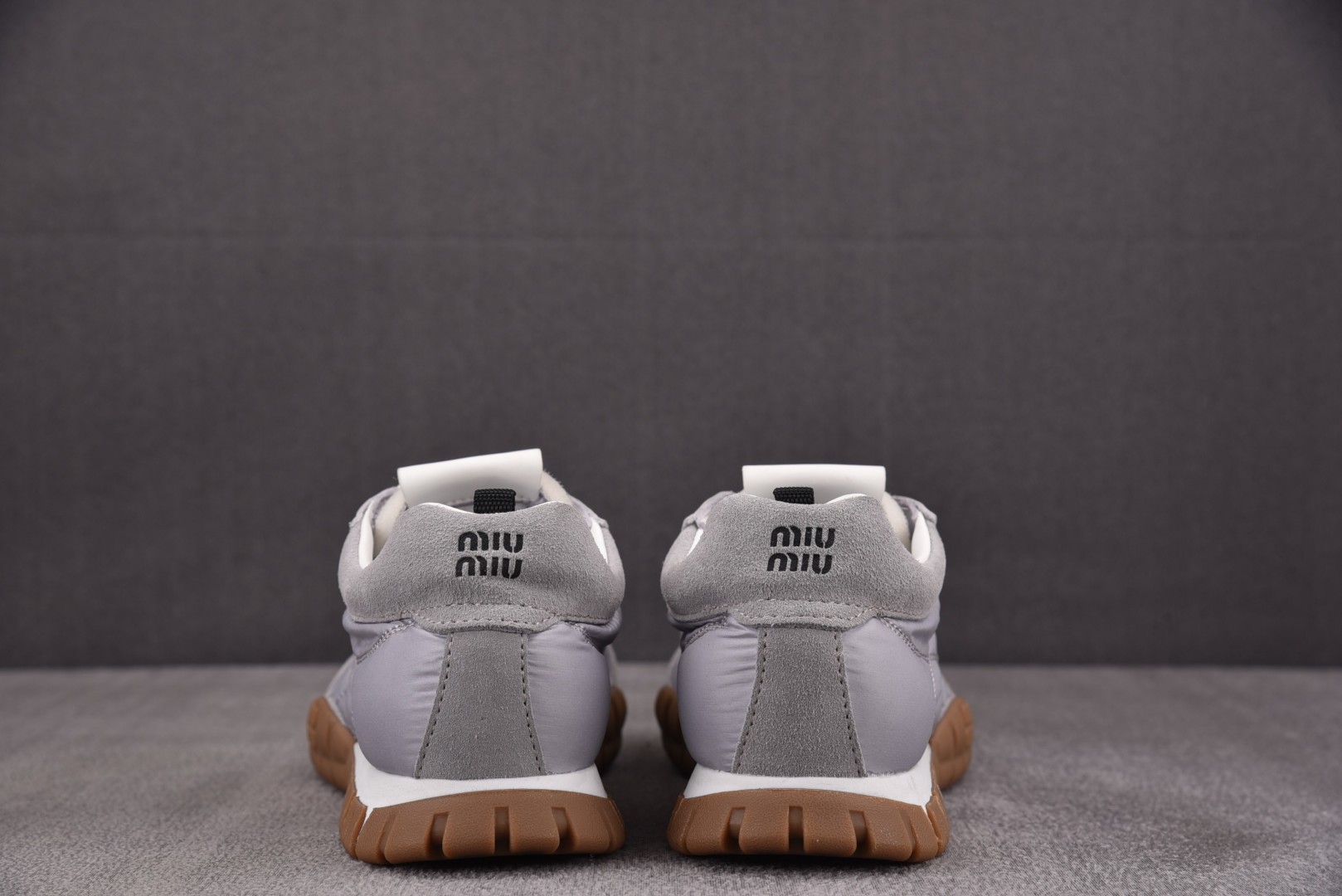 MIU 尺码 35-40

纯原版出品-MIU MIU 缪缪德训鞋 灰色 YZ021
尺码：35 36 